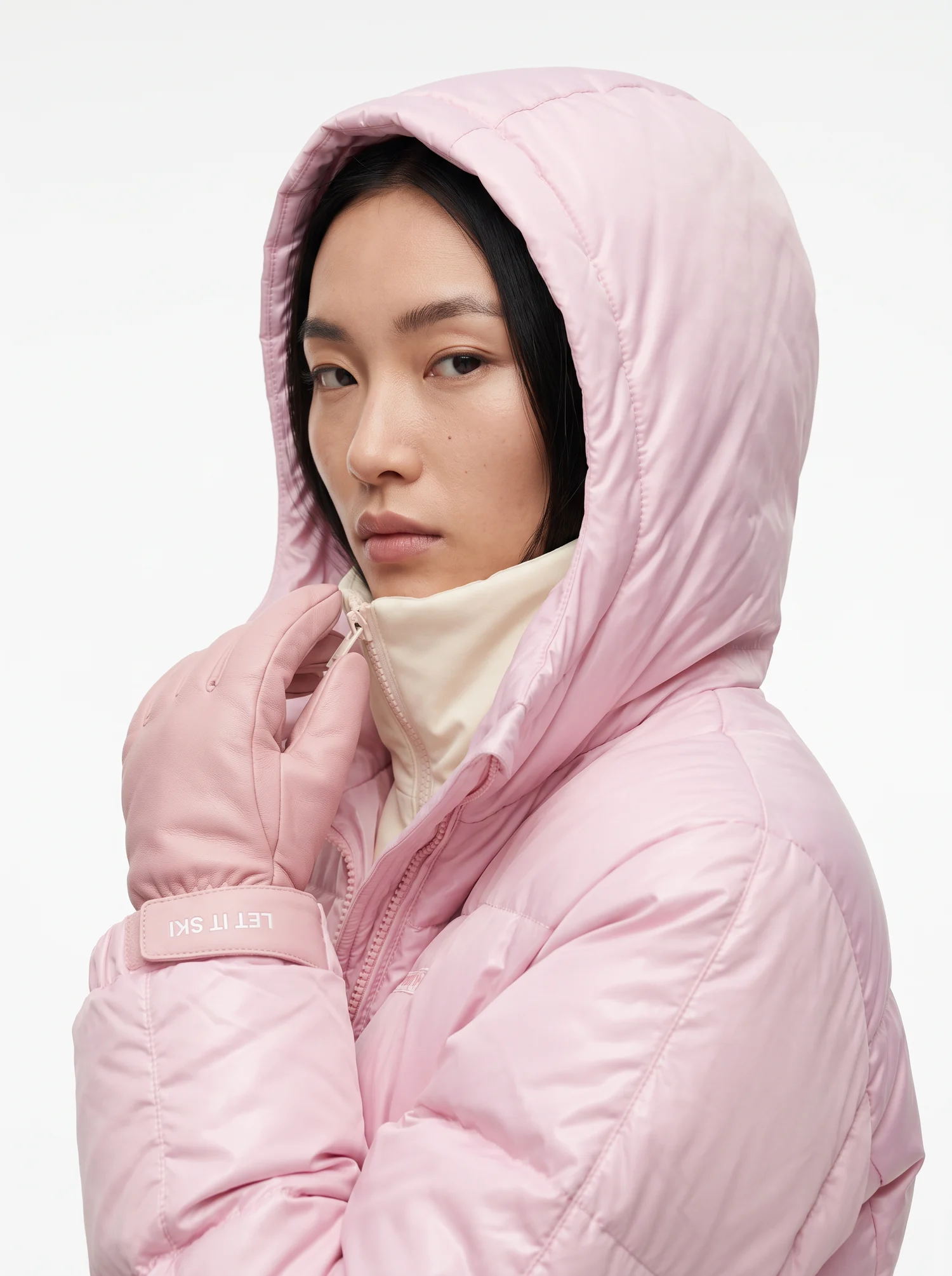 Pink Luna, דוגמנית בחליפה, תמונה 1